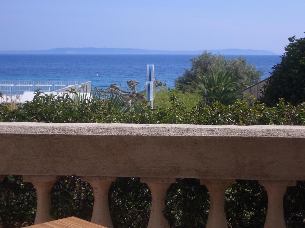 Hotel Beau Soleil Le Lavandou Szoba fotó